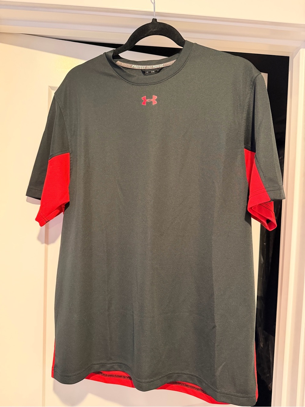 Under Armour HeatGear Loose Short Sleeve Athletic Shirt Black Red Size Large